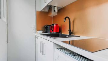 Een koelkast, een kookplaat, een koffiezetapparaat/waterkoker