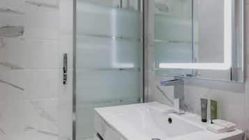 Een douche, een haardroger, handdoeken