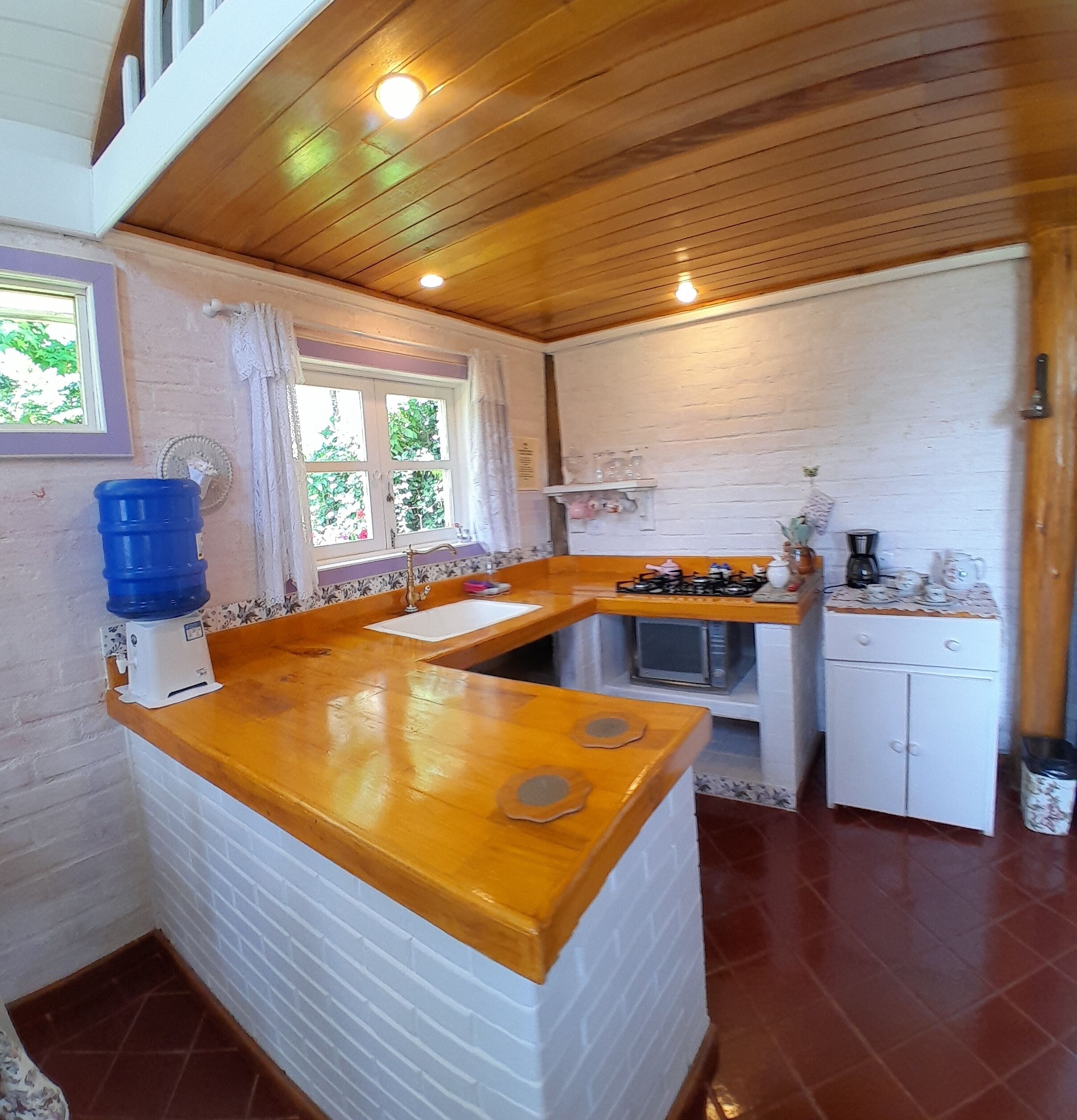 Kühlschrank, Ofen, Herdplatte, Wasserkocher mit Kaffee-/Teezubehör