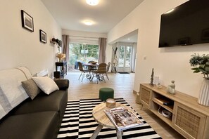 TV, books - Ilha Grande, country house with garden for 4 people (Ponthoile)