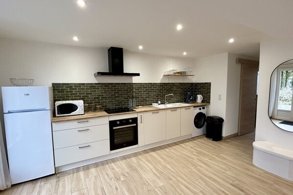 Micro-ondes, four, plaque de cuisson, lave-vaisselle