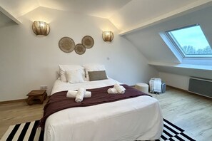 2 bedrooms, travel crib, WiFi, bed sheets