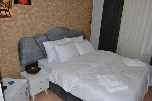 Premium bedding, down duvets, individually decorated, desk - Rodion Hotel (Istanbul)