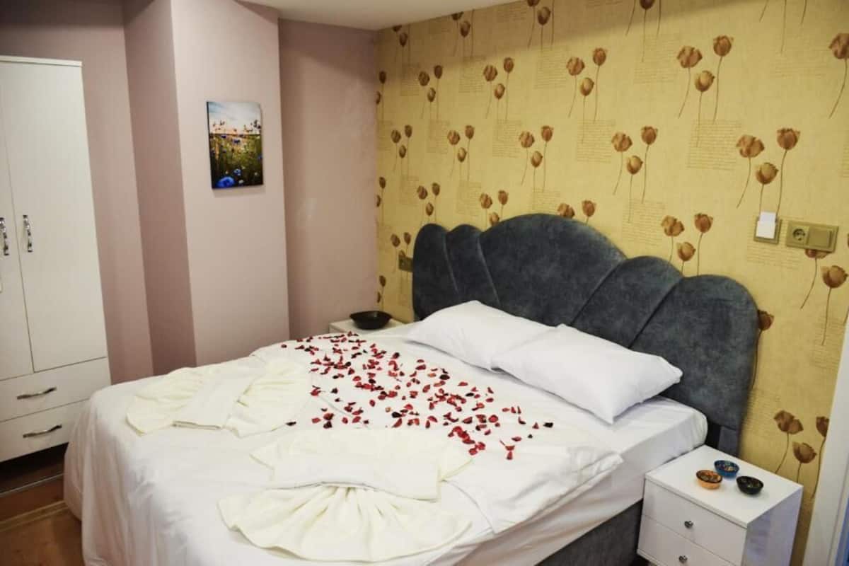 Premium bedding, down duvets, individually decorated, desk