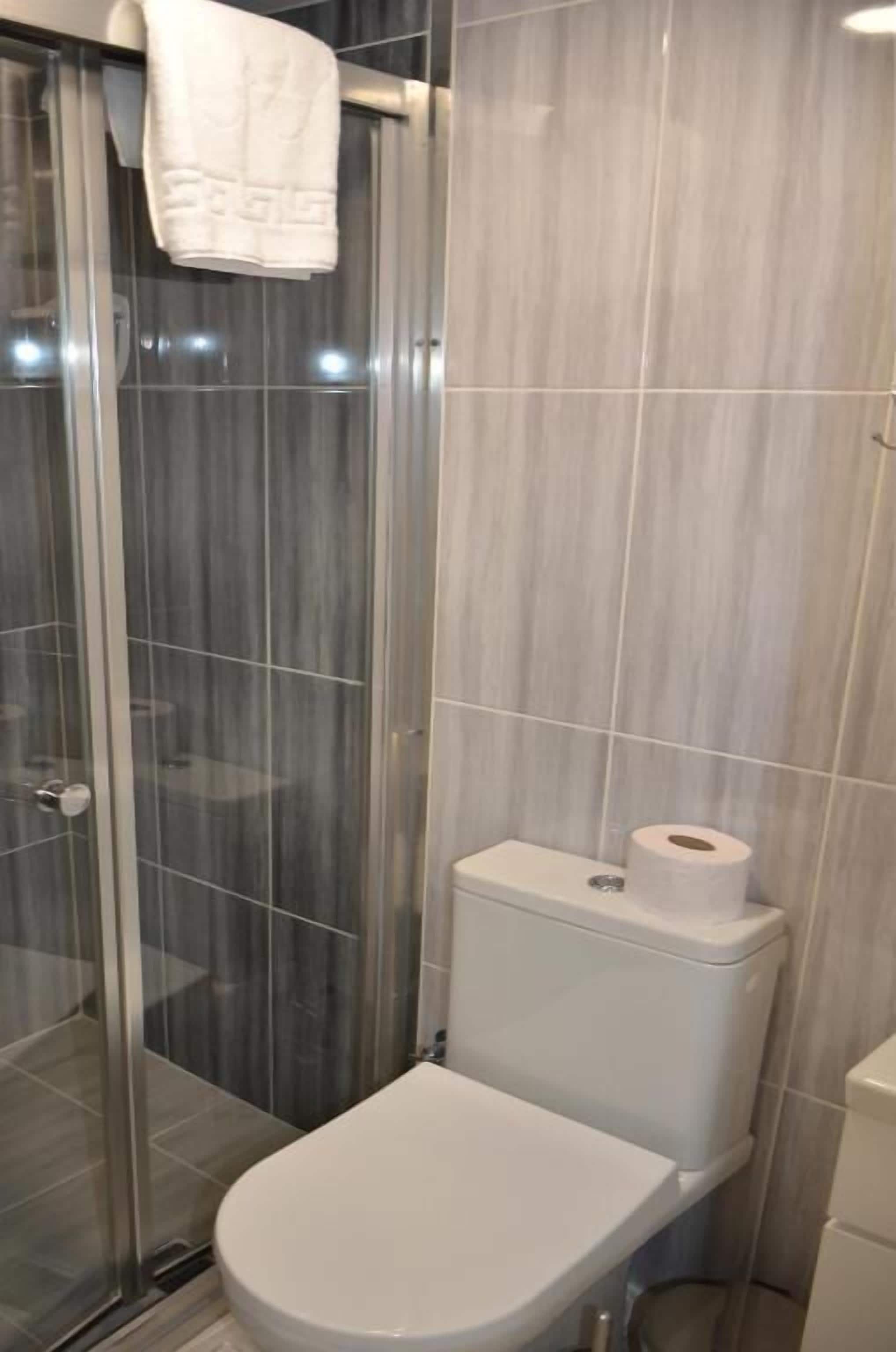 Dusche, Haartrockner, Hausschuhe, Handtücher