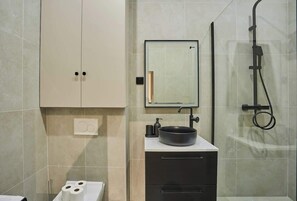 Shower, hair dryer - Beautiful Apartment in the Latin Quarter, 5th Arrondissement (Paris)