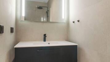 Douche, sĂšche-cheveux