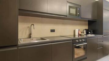 Réfrigérateur, micro-ondes, four, plaque de cuisson