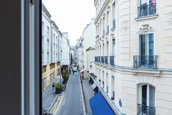 Interior - Heart of Paris - Spacious 3-Bedroom Air-Conditioned Apartment (Paris)
