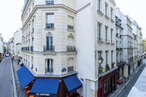 Balcony - Heart of Paris - Spacious 3-Bedroom Air-Conditioned Apartment (Paris)