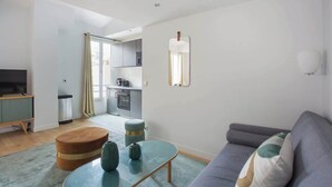 Living area - Spacious apartment near the Arc de Triomphe (Paris)