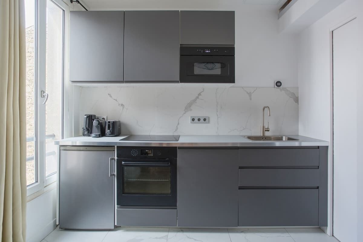 Kühlschrank, Mikrowelle, Ofen, Wasserkocher mit Kaffee-/Teezubehör