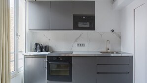 Private kitchen - Spacious apartment near the Arc de Triomphe (Paris)