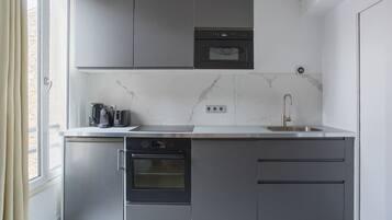 Fridge, microwave, oven, coffee/tea maker