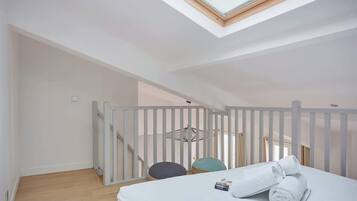 1 dormitorio, tabla de planchar con plancha, wifi y ropa de cama