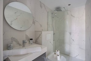 Een douche, een haardroger, shampoo