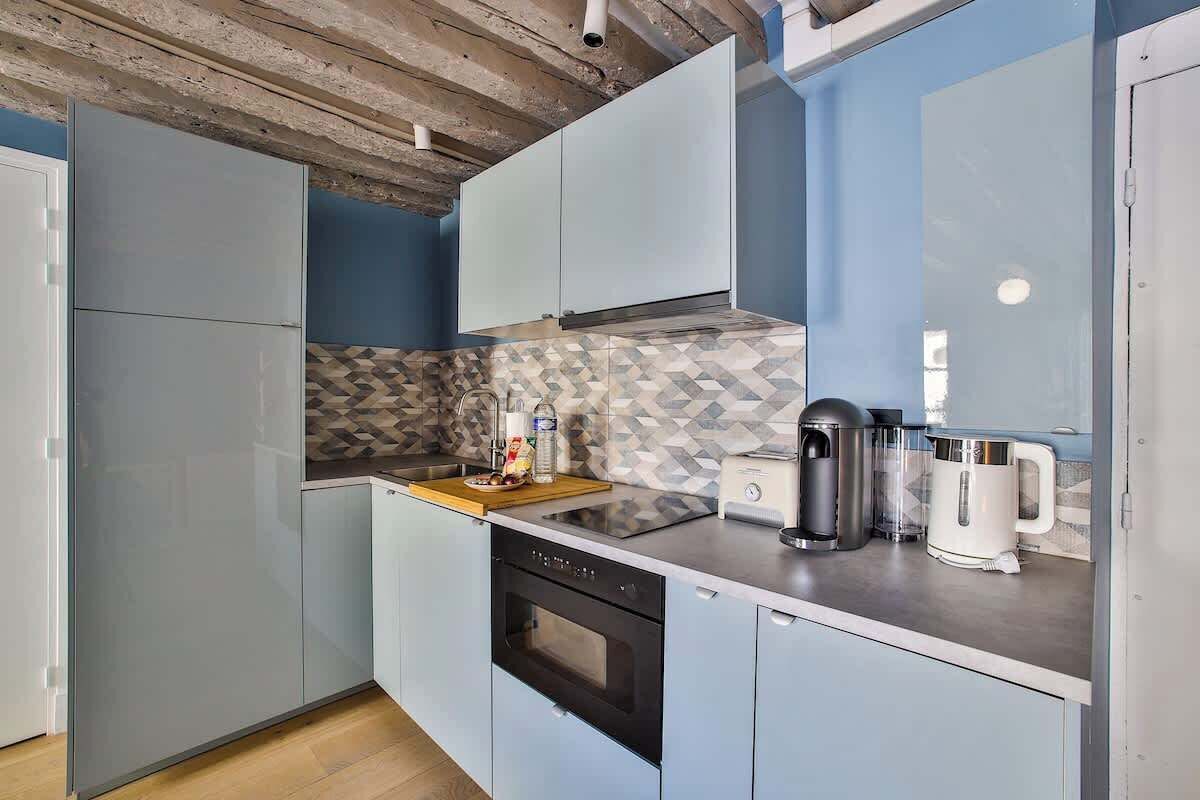 Jääkaappi, mikroaaltouuni, uuni, liesi