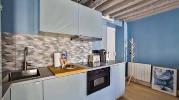 Jääkaappi, mikroaaltouuni, uuni, liesi