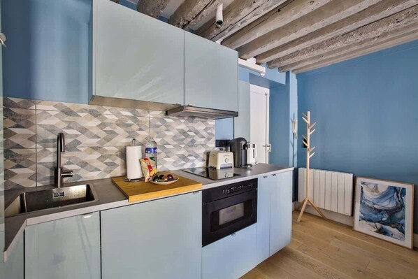 Fridge, microwave, oven, stovetop