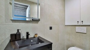 Douche, sèche-cheveux, shampoing