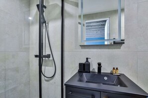 Regadera, secadora de cabello, shampoo 