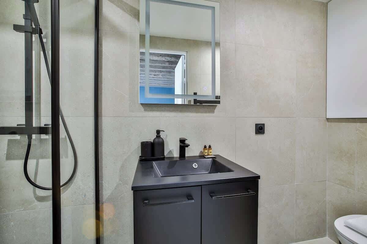 Shower, hair dryer, shampoo