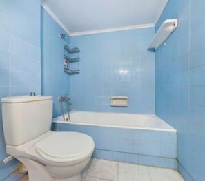 Sèche-cheveux, serviettes fournies, savon, papier toilette