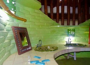 Comfort Studio, Garden View | Bathroom | Towels, soap, shampoo, toilet paper - Hotel Casa de Playa Sayulita (Sayulita)