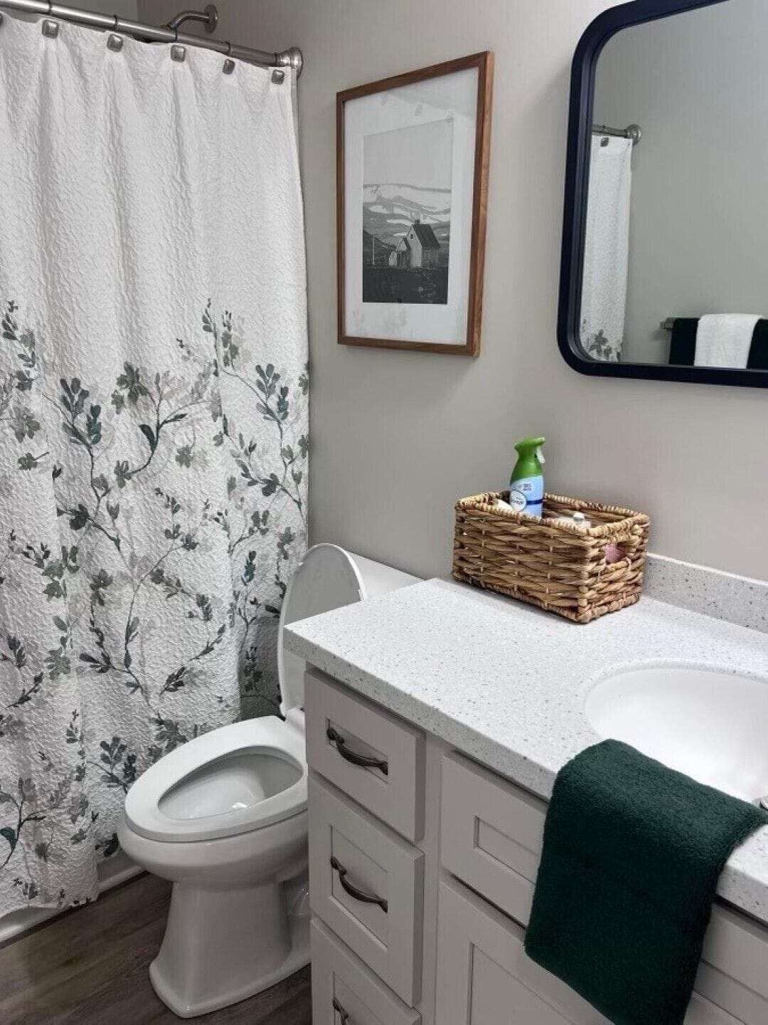 Secador de pelo, toallas, jabón y champú