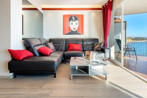 TV - Apartment 'Paradisaco 14 Seafront' with Sea View, Wi-Fi and Air Conditioning (Salou)