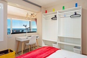 3 bedrooms, iron/ironing board, free WiFi, bed sheets - Apartment 'Paradisaco 14 Seafront' with Sea View, Wi-Fi and Air Conditioning (Salou)