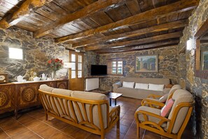 TV - Country House 'Cisquet' with Mountain View, Shared Pool and Wi-Fi (Santa Maria De Besora)