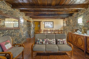 TV - Country House 'Cisquet' with Mountain View, Shared Pool and Wi-Fi (Santa Maria De Besora)