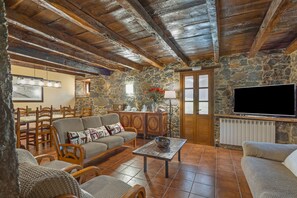 TV - Country House 'Cisquet' with Mountain View, Shared Pool and Wi-Fi (Santa Maria De Besora)
