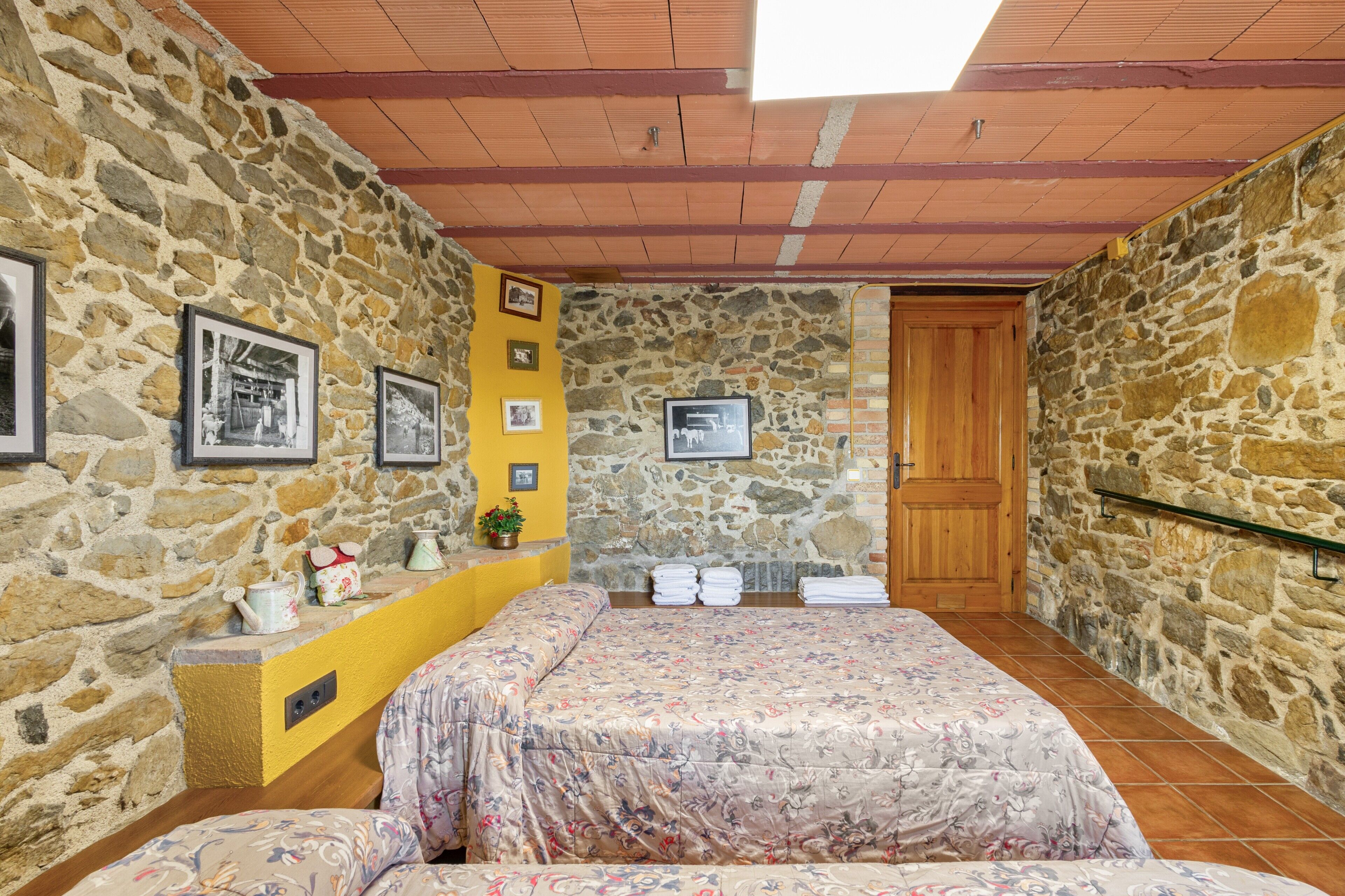 3 室のベッドルーム、WiFi (無料)、ベッドシーツ