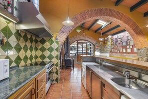 Frigorífico, microondas, horno y lavavajillas