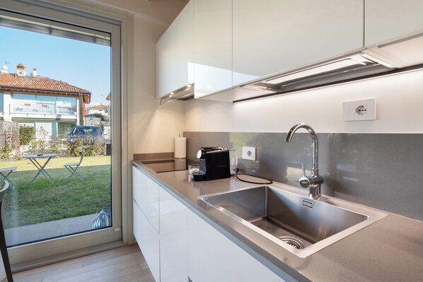 Kjøleskap, ovn, kokeplater og oppvaskmaskin