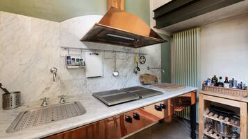 Een koelkast, een oven, een kookplaat, een vaatwasser