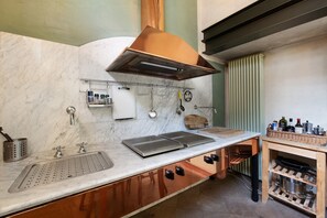 Fridge, oven, stovetop, dishwasher