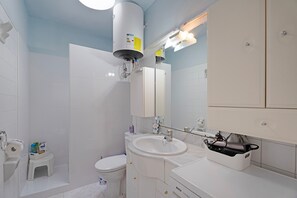 Regadera, secadora de cabello, toallas 