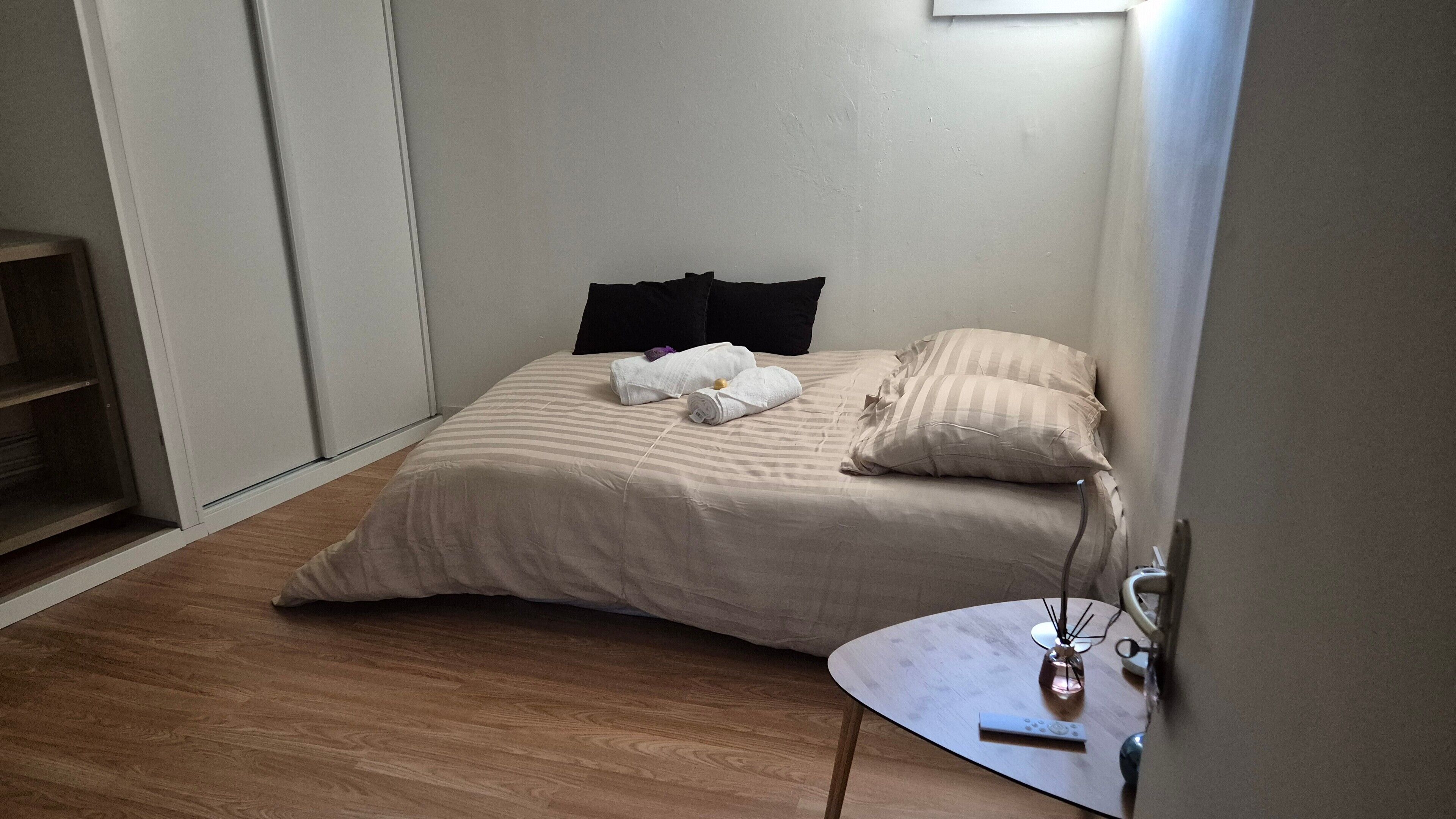 3 chambres, fer et planche à repasser, Wi-Fi gratuit, draps fournis