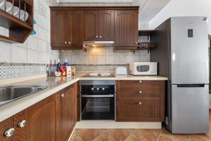 Refrigerador, microondas, horno y cafetera y tetera 