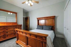 2 habitaciones, escritorio y tabla de planchar con plancha 