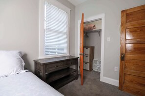 2 habitaciones, escritorio y tabla de planchar con plancha