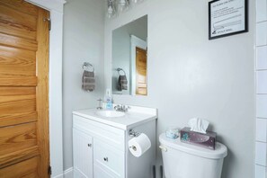 Regadera, secadora de cabello, toallas 