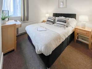 1 bedroom, free WiFi, bed sheets - Pier View Apartment 3 - UK48501 (Skegness)