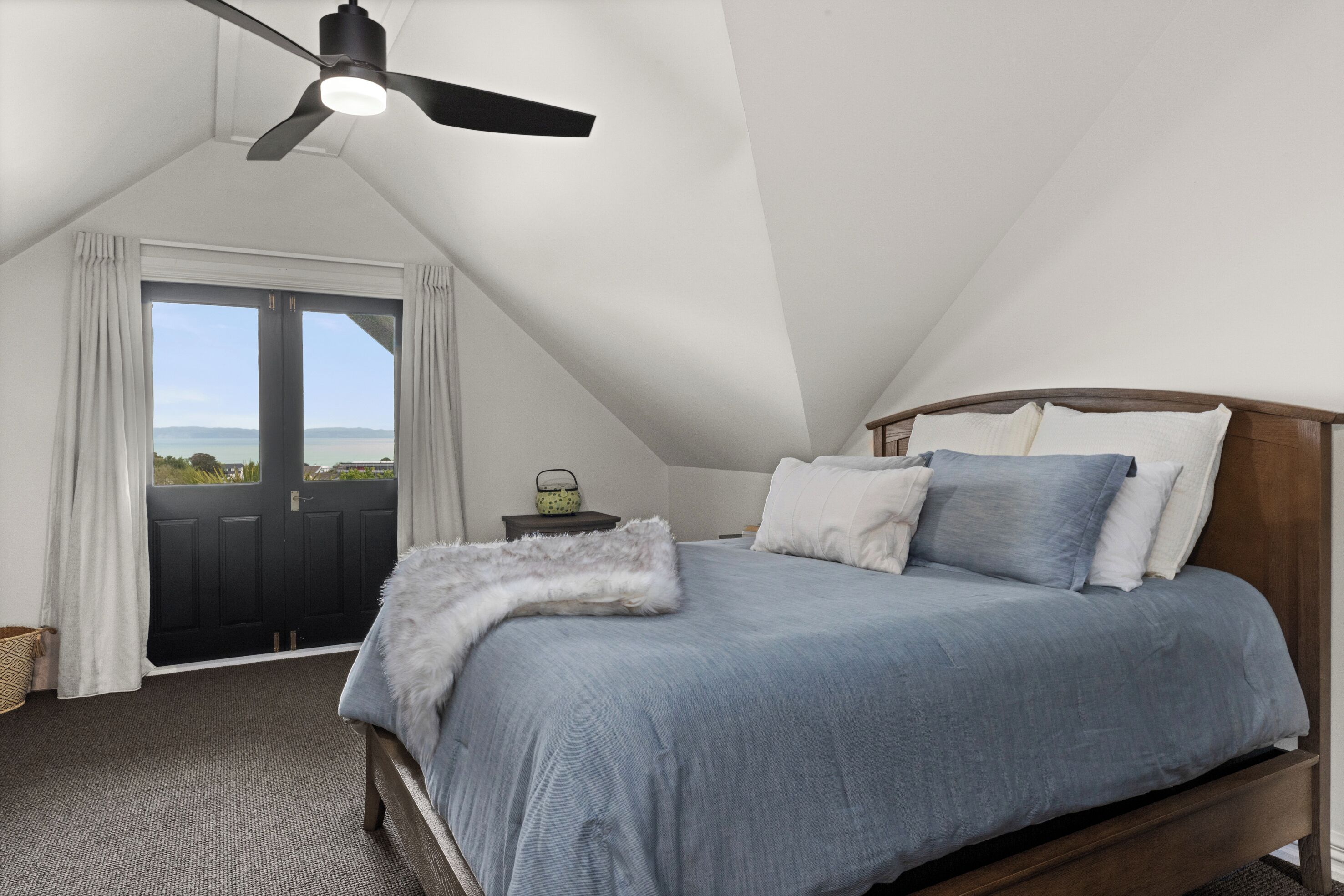 5 bedrooms, desk, iron/ironing board, travel cot