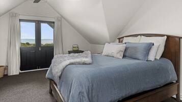 5 bedrooms, desk, iron/ironing board, travel cot