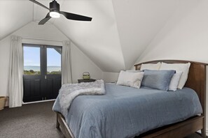 5 habitaciones, escritorio y tabla de planchar con plancha