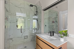 Douche, sèche-cheveux, serviettes fournies, savon